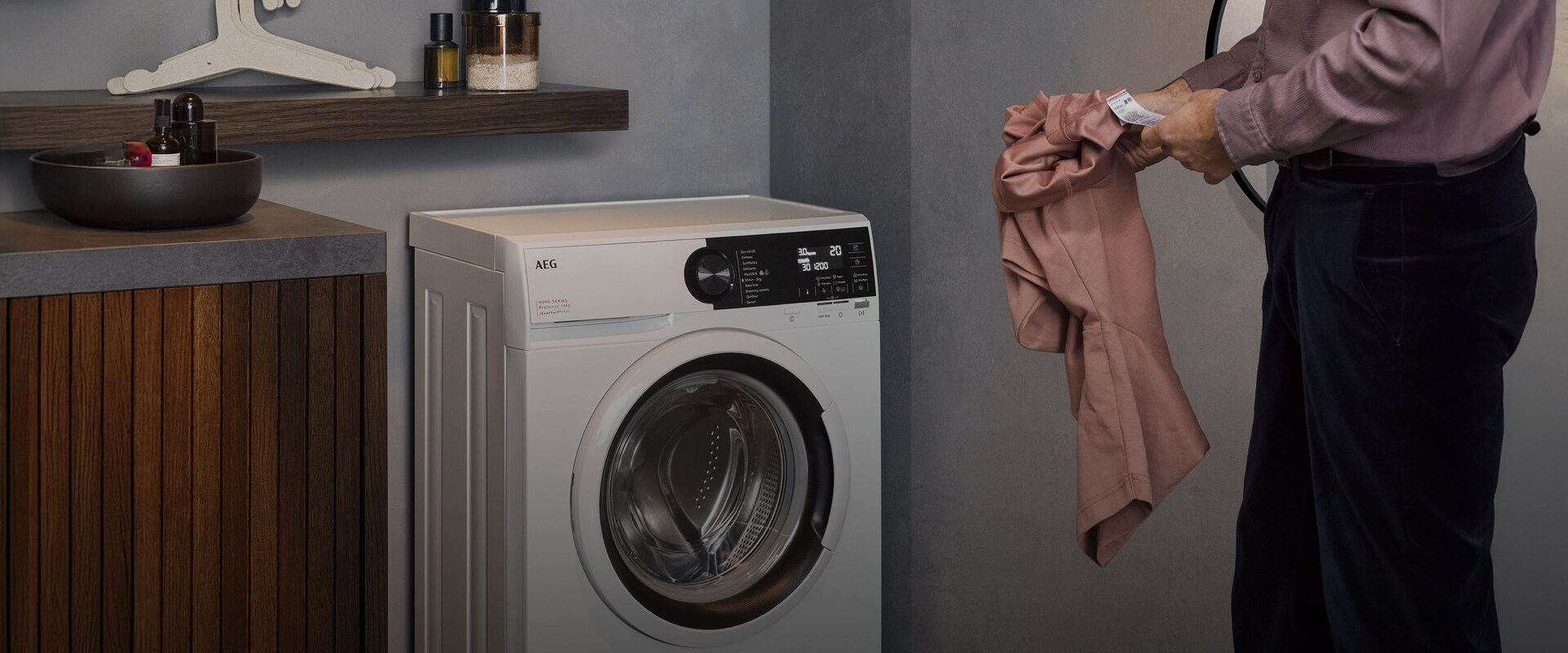 Kompakti pyykinpesukone kodinhoitohuoneessa.